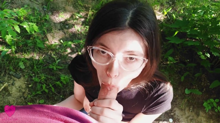 Очкастая русская девушка согласилась на еблю в лесу